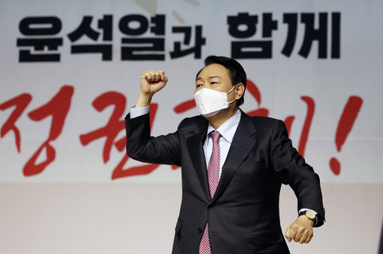 지난 1월22일 윤석열 국민의힘 대선후보가 세종시 비오케이아트센터에서 열린 세종 선대위 필승결의대회에서 당원들에게 인사하고 있다.[연합뉴스]